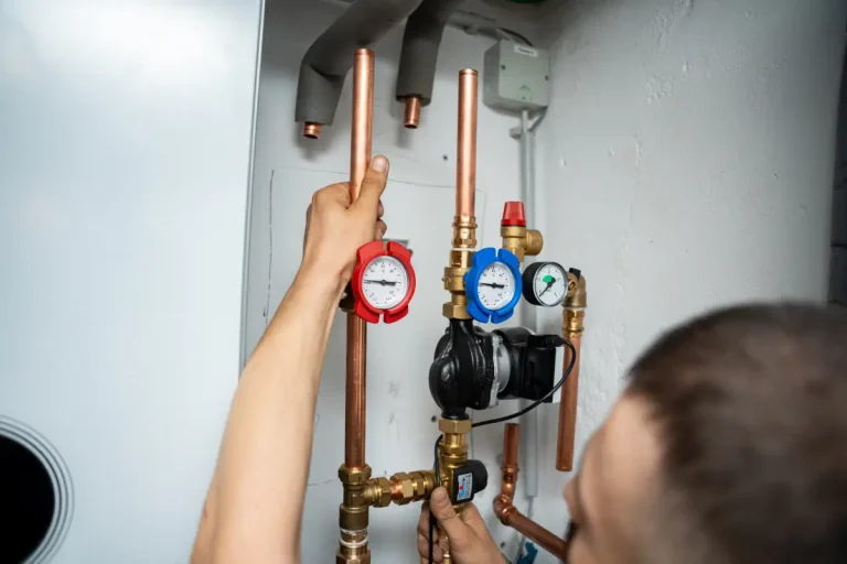 Zwei Manometer an Kupferrohren