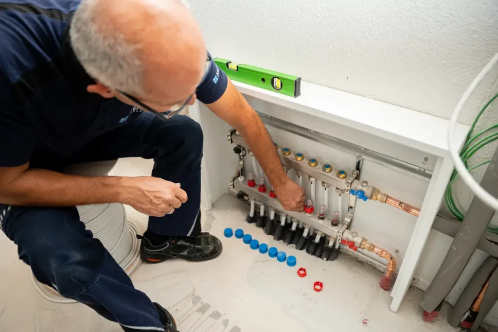Techniker prüft Heizungsrohre