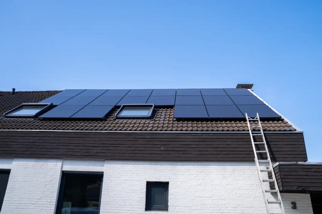 Haus mit installierter PV-Anlage