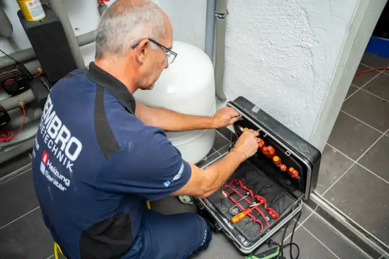 MEMBRO-Techniker arbeitet an Heizanlage