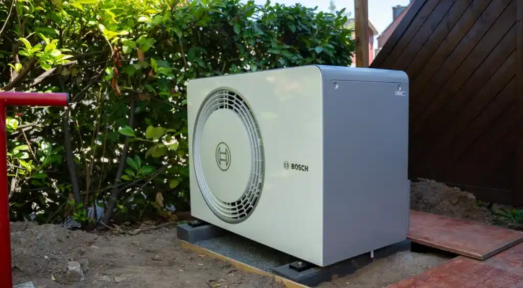 Eine Wärmepumpe außerhalb des Hauses