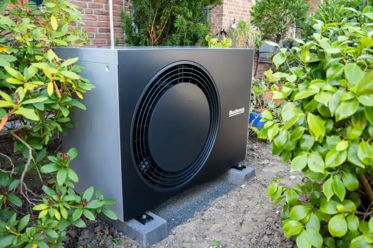 Außeneinheit einer Wärmepumpe im Garten