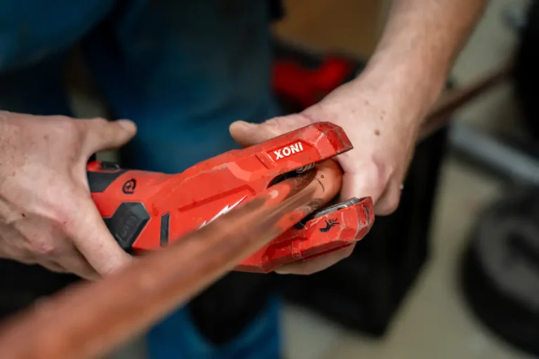 Handwerker mit Rohrzange bei Installation
