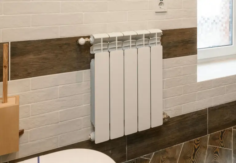Kompakte Heizung an der Wand im Badezimmer